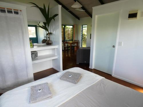 Voodi või voodid majutusasutuse Aroa Kainga Bungalows and Apartment toas