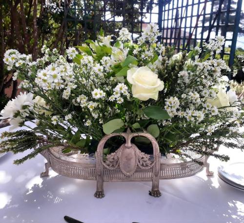 a basket filled with white flowers on a table at A Hotel Boutique Pelluhue in Pelluhue