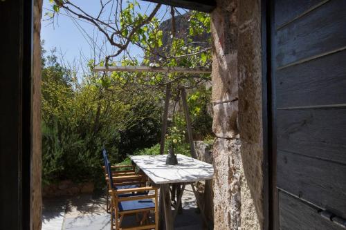 Κήπος έξω από το The house of George in Monemvasia Castle