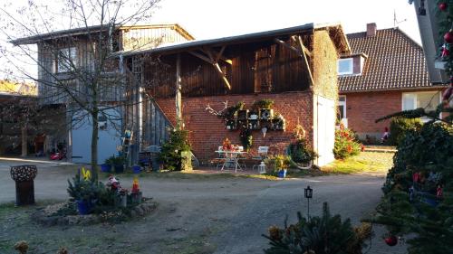 a brick building with a table with flowers on it at Mühlenteich in der Oldenstädter Wassermühle in Uelzen