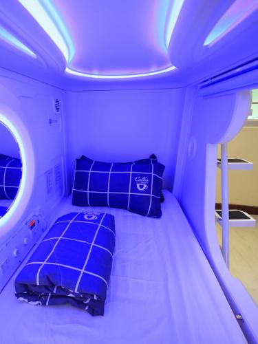 una camera con un letto sul retro di una barca di Spacepod@hive a Singapore