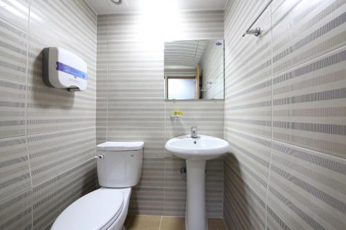 een badkamer met een toilet en een wastafel bij Gyeongju Bee House in Gyeongju