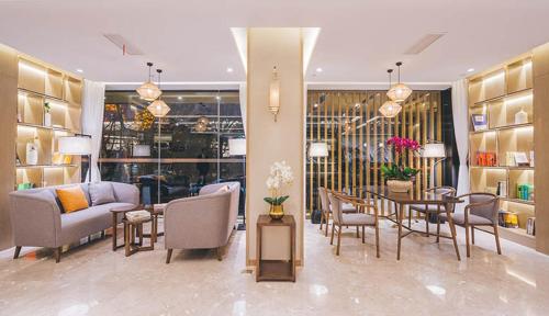- un salon meublé avec une table et des chaises dans l'établissement Hangzhou West Lake Hubin Yintai Atour Hotel, à Hangzhou