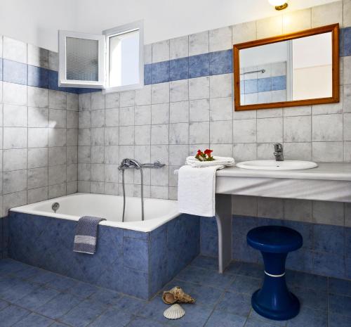 uma casa de banho com uma banheira e um lavatório em Dolphins Apartments em Kamari