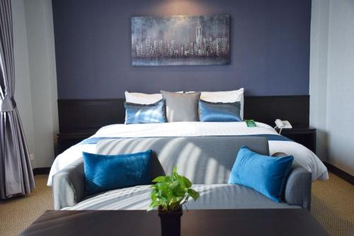Postel nebo postele na pokoji v ubytování The Color Living Hotel