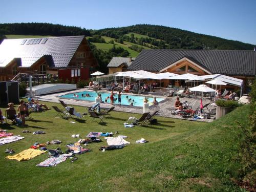 Bazén v ubytování Les Sens Ciel nebo v jeho okolí