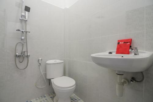 Bathroom sa RedDoorz near Sultan Thaha Airport Jambi