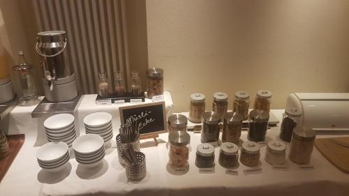 Příslušenství pro přípravu čaje a kávy v ubytování Hotel Restaurant Rothkopf