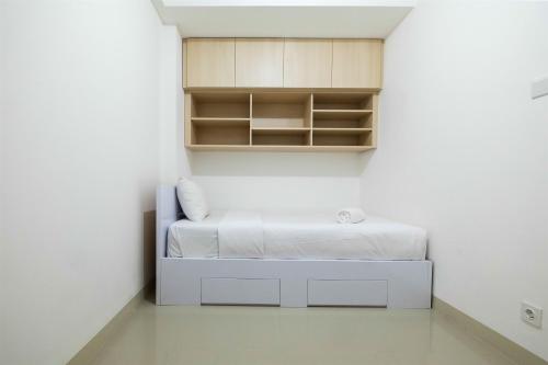 Postel nebo postele na pokoji v ubytování Cozy 2BR Signature Park Grande MT Haryono By Travelio