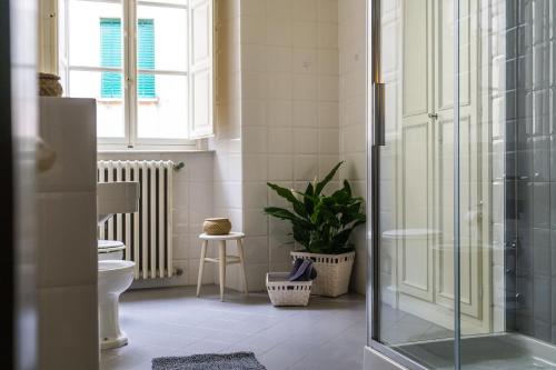 łazienka z prysznicem, toaletą i rośliną w obiekcie Villa Leoni w mieście Capannori