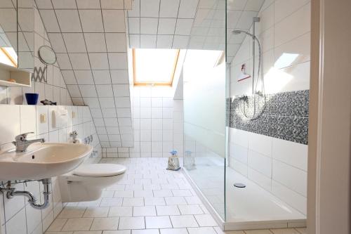 ケルピンセにある04_Fewo Plugeのバスルーム(シャワー、トイレ、シンク付)
