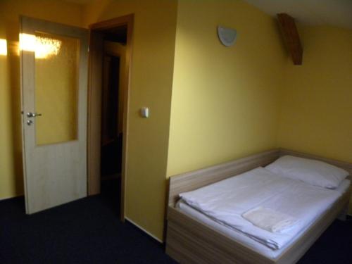 Postel nebo postele na pokoji v ubytování Penzion DMZ