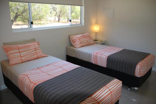 Katil atau katil-katil dalam bilik di Sapphire Chalets, Augusta