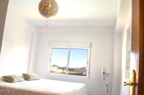 een kamer met een bed, een raam en een ballon bij Perfect living in Nerja in Nerja with pool VFT/MA/10380 in Nerja