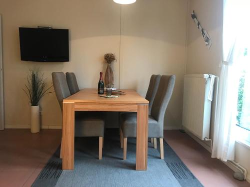 TV a/nebo společenská místnost v ubytování Ferienwohnung-Strandspaziergang, kleine Wohnung
