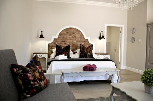 Ένα ή περισσότερα κρεβάτια σε δωμάτιο στο French Karoo Guesthouse
