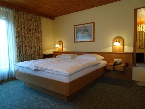 ein Schlafzimmer mit einem großen Bett in einem Zimmer in der Unterkunft Pension Friedl in Innsbruck