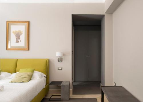 a bedroom with a green bed and a table at Principessa Mafalda in Messina
