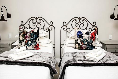 Ένα ή περισσότερα κρεβάτια σε δωμάτιο στο French Karoo Guesthouse