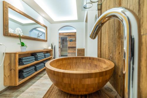 bagno con vasca in legno e lavandino di Wechslerhof a Flachau