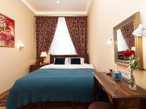 een hotelkamer met een bed en een raam bij Lviv Suites at Pidmurna st. 20 in Lviv