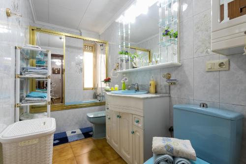 Koupelna v ubytování Amplio Apartamento con Piscina y 2 Parkings