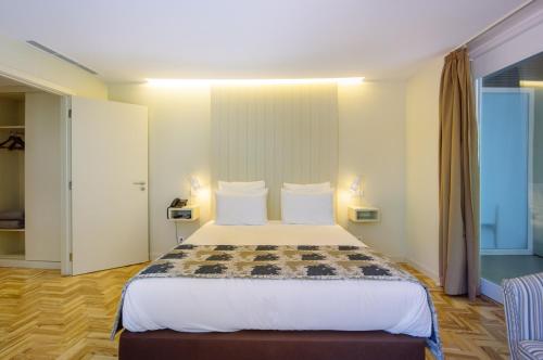 a bedroom with a large bed in a room at Hotel Rural Misarela in Geres