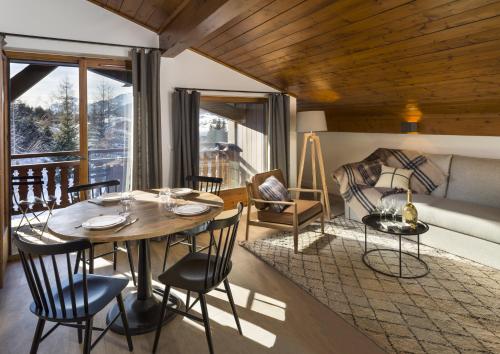 ein Esszimmer mit einem Tisch und Stühlen in der Unterkunft La Résidence de L'Ours in Megève