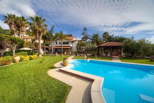 - une piscine dans une cour avec une maison dans l'établissement B&B Villa Bency, à Capo dʼOrlando