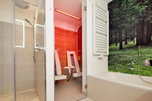 a bathroom with a shower and a glass door at Mi Chalet in La Villa
