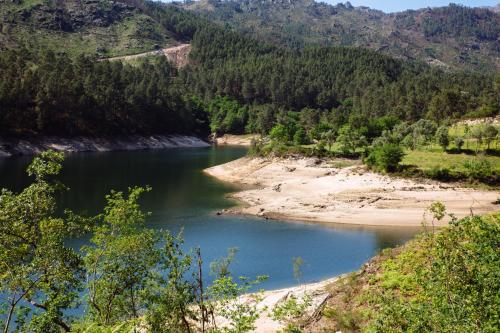 a river in the middle of a mountain at Hotel Rural Misarela in Geres