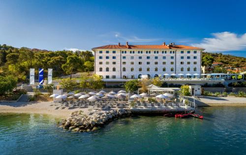 Zlatin Dvor - apartments for 3, terrace, Trogir center, beach at 5-min, BIKE friendly