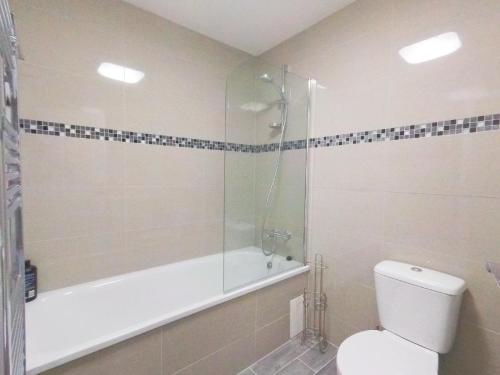 La salle de bains est pourvue d'une douche, de toilettes et d'une baignoire. dans l'établissement Lovely Beautiful Apartment in Marble Arch, à Londres