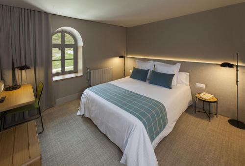 מיטה או מיטות בחדר ב-Hotel Vall de Núria