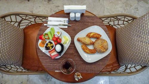 una mesa pequeña con un plato de comida. en Maroon Tomtom, en Estambul