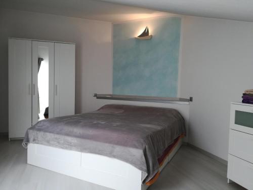 um quarto com uma cama num quarto branco em Condominio International em Lido di Jesolo