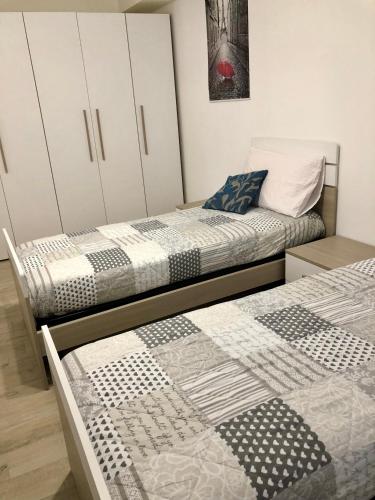 two beds sitting in a room with at Casa Sophy in Chioggia