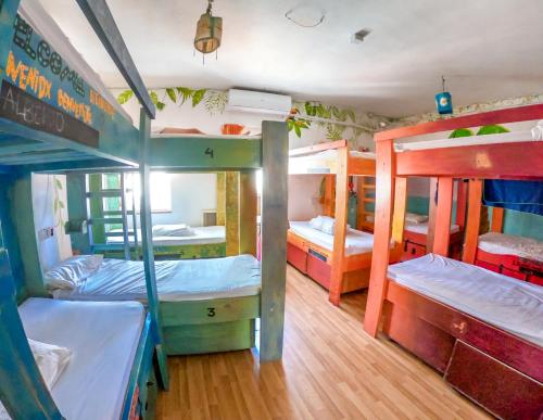 Katil dua tingkat atau katil-katil dua tingkat dalam bilik di Hostel Malti Budget