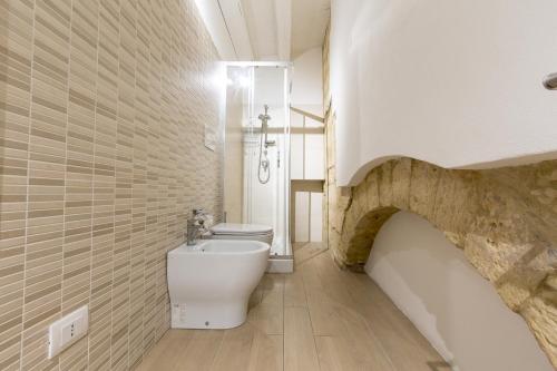 a bathroom with a toilet and a bath tub at Residence Ortigia in Siracusa