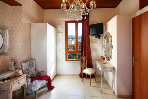 Habitación pequeña con escritorio y ventana. en Archontiko Old Town Suites, en Rethymno