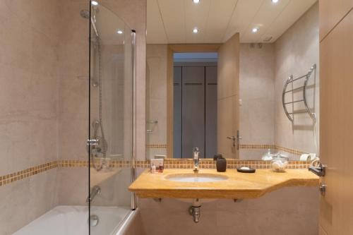 een badkamer met een wastafel en een douche bij Sotogrande Marina 2 Bedroom Luxury Ground Floor Apt in Torreguadiaro