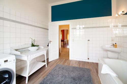 een badkamer met een wastafel en een wasmachine bij Schloss Glücksburg in Glücksburg