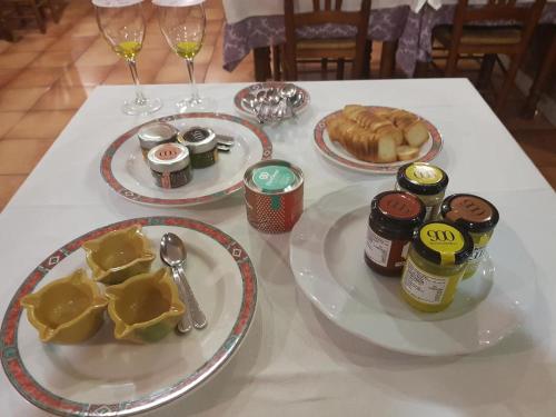 una tavola con piatti di cibo e bicchieri di vino di Hotel Casa Marchena a Vilches