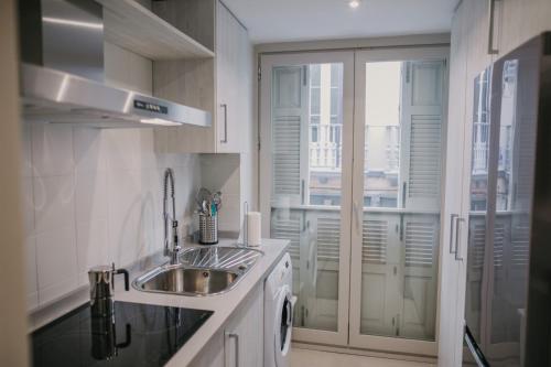 A kitchen or kitchenette at Picasso City Center 1A