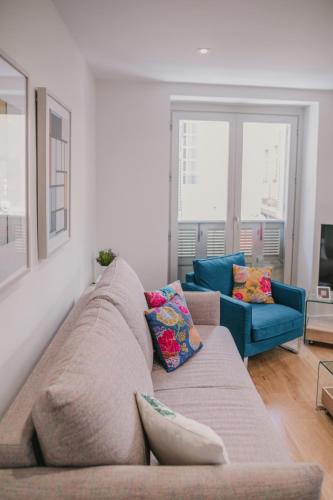 a living room with a couch and two chairs at Picasso City Center 1A in Málaga