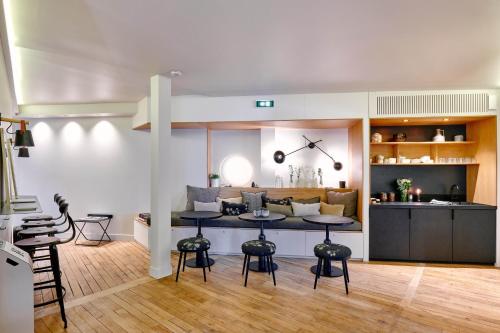 a living room with a table and some chairs at Tinah Paris, Réaumur - Montorgeuil in Paris
