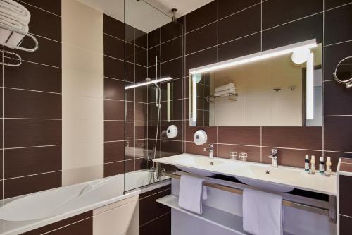 a bathroom with two sinks and a mirror at Atlanthal in Anglet