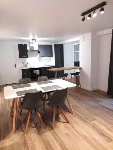 une cuisine et une salle à manger avec une table et des chaises dans l'établissement Appartement 