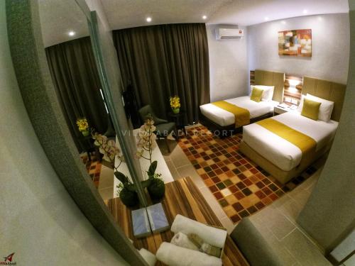 Un pat sau paturi într-o cameră la Villa Abadi Resort