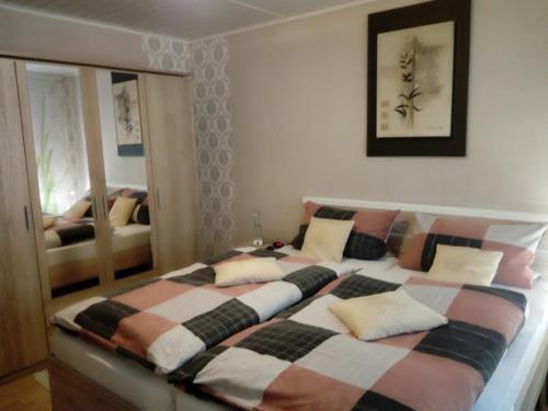 Een bed of bedden in een kamer bij Haus Waldesruh